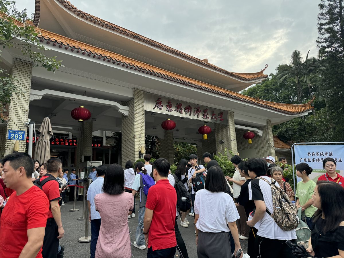 学生参加阶段考试